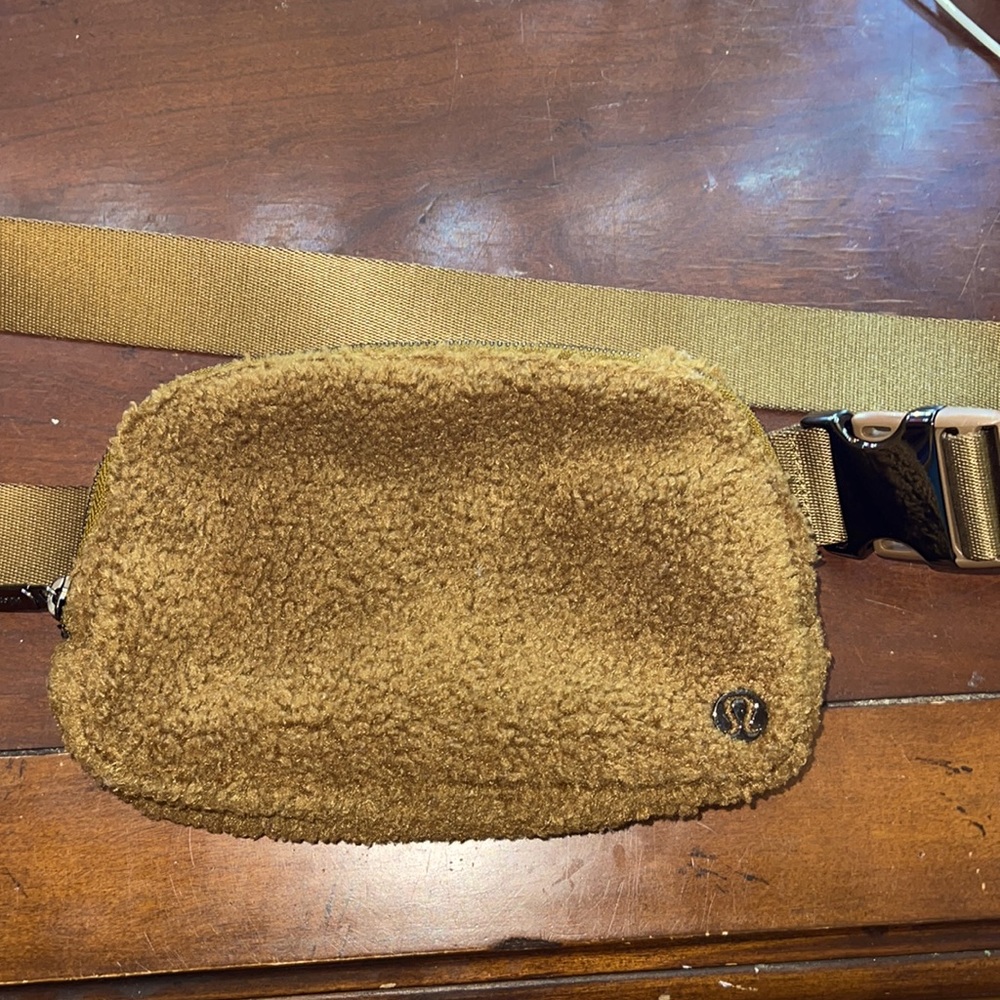 LULU LEMON EVERYWHERE BELT BAG